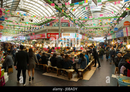 Les habitants et les touristes à Noryangjin Marché de gros de la pêche, d'un vaste marché aux poissons d'agriculteurs dans le quartier de Noryangjin-dong Dongjak-gu, EN S Banque D'Images