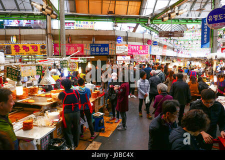 Les habitants et les touristes à Noryangjin Marché de gros de la pêche, d'un vaste marché aux poissons d'agriculteurs dans le quartier de Noryangjin-dong Dongjak-gu, EN S Banque D'Images