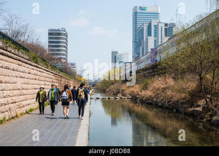 Les habitants et les touristes à profiter d'une promenade Rue Cheonggye Stream près du marché de Dongdaemun. Une fonction publique moderne un espace de loisirs au centre-ville de Séoul, Corée du Sud. Banque D'Images