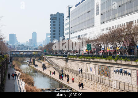 Les habitants et les touristes à profiter d'une promenade Rue Cheonggye Stream près du marché de Dongdaemun. Une fonction publique moderne un espace de loisirs au centre-ville de Séoul, Corée du Sud. Banque D'Images