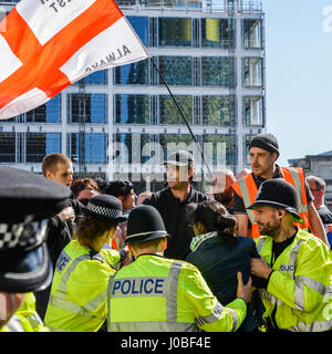 Avril 8th, 2017 - Birmingham, UK : Saffiyah Khan est entouré par English Defence League (EDL) supporters lors d'un rassemblement à Birmingham Banque D'Images