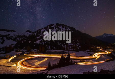 OSOYOOS, Canada : Un timelapse photo (longue exposition) du trafic sur l'autoroute de la ville. Un passage à travers la nuit BLOODMOON ciel avec une ville illuminée ci-dessous a été pris dans toute sa gloire à l'heure des fantômes d'exactement 5h00. D'autres photos montrent magnifique paysage de la photographie de la majestueuse Voie Lactée dominant l'horizon pour le Fiery Morning Sunrise. Photographe basé à Vancouver Bun Lee (46) a eu l'incroyable photos composites dans et autour de la ville d'Osoyoos, dans l'ouest de l'état de la Colombie-Britannique. Banque D'Images