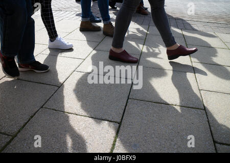 Personnes à pied et leur ombre, Stratford-upon-Avon, Royaume-Uni Banque D'Images