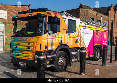 Humberside fire service Scania P280 de l'échelle de la pompe d'appareil en ville de la Culture 2017 livery, Humber Dock Road, Kingston-upon-Hull, Yorkshire, Angleterre Banque D'Images