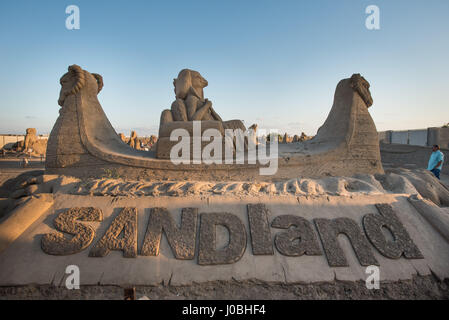 ANTALYA, TURQUIE : des pyramides d'Égypte à mighty Thor dieu Viking ces étonnantes œuvres d'art qui sont faites à partir de sable et l'eau. Le thème de cette année internationale d'Antalya est le Festival de sculptures de sable "sept merveilles du monde et la mythologie' et les spectaculaires sculptures : Le Taj Mahal, le Sphinx et les pyramides des Incas. D'autres sculptures : dieux mythiques parmi une gamme de cultures anciennes dont Neptune de la Grèce, les Vikings de Thor et Horus de l'ancienne Egypte. Une fois la nuit tombée les sculptures sont éclairées par un système d'éclairage. Les photos ont été t Banque D'Images