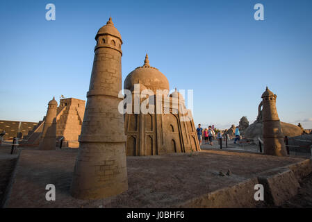 Taj Mahal. ANTALYA, TURQUIE : des pyramides d'Égypte à mighty Thor dieu Viking ces étonnantes œuvres d'art qui sont faites à partir de sable et l'eau. Le thème de cette année internationale d'Antalya est le Festival de sculptures de sable "sept merveilles du monde et la mythologie' et les spectaculaires sculptures : Le Taj Mahal, le Sphinx et les pyramides des Incas. D'autres sculptures : dieux mythiques parmi une gamme de cultures anciennes dont Neptune de la Grèce, les Vikings de Thor et Horus de l'ancienne Egypte. Une fois la nuit tombée les sculptures sont éclairées par un système d'éclairage. Le pict Banque D'Images