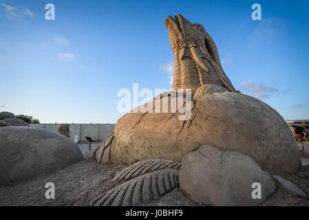 Dragon. ANTALYA, TURQUIE : des pyramides d'Égypte à mighty Thor dieu Viking ces étonnantes œuvres d'art qui sont faites à partir de sable et l'eau. Le thème de cette année internationale d'Antalya est le Festival de sculptures de sable "sept merveilles du monde et la mythologie' et les spectaculaires sculptures : Le Taj Mahal, le Sphinx et les pyramides des Incas. D'autres sculptures : dieux mythiques parmi une gamme de cultures anciennes dont Neptune de la Grèce, les Vikings de Thor et Horus de l'ancienne Egypte. Une fois la nuit tombée les sculptures sont éclairées par un système d'éclairage. La photo Banque D'Images