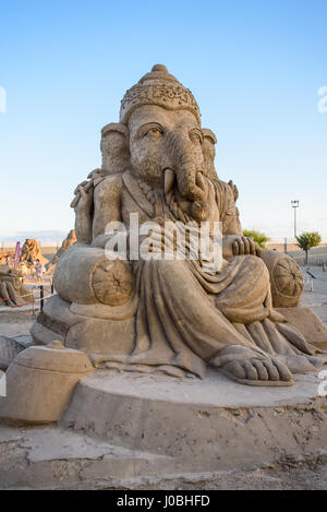 Ganesha. ANTALYA, TURQUIE : des pyramides d'Égypte à mighty Thor dieu Viking ces étonnantes œuvres d'art qui sont faites à partir de sable et l'eau. Le thème de cette année internationale d'Antalya est le Festival de sculptures de sable "sept merveilles du monde et la mythologie' et les spectaculaires sculptures : Le Taj Mahal, le Sphinx et les pyramides des Incas. D'autres sculptures : dieux mythiques parmi une gamme de cultures anciennes dont Neptune de la Grèce, les Vikings de Thor et Horus de l'ancienne Egypte. Une fois la nuit tombée les sculptures sont éclairées par un système d'éclairage. L'pictur Banque D'Images