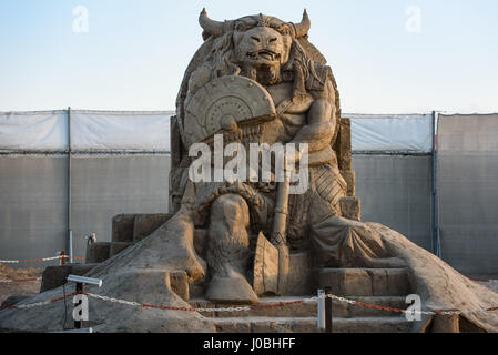 Minotaure. ANTALYA, TURQUIE : des pyramides d'Égypte à mighty Thor dieu Viking ces étonnantes œuvres d'art qui sont faites à partir de sable et l'eau. Le thème de cette année internationale d'Antalya est le Festival de sculptures de sable "sept merveilles du monde et la mythologie' et les spectaculaires sculptures : Le Taj Mahal, le Sphinx et les pyramides des Incas. D'autres sculptures : dieux mythiques parmi une gamme de cultures anciennes dont Neptune de la Grèce, les Vikings de Thor et Horus de l'ancienne Egypte. Une fois la nuit tombée les sculptures sont éclairées par un système d'éclairage. Le pictu Banque D'Images