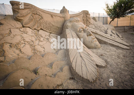 Thunderbird. ANTALYA, TURQUIE : des pyramides d'Égypte à mighty Thor dieu Viking ces étonnantes œuvres d'art qui sont faites à partir de sable et l'eau. Le thème de cette année internationale d'Antalya est le Festival de sculptures de sable "sept merveilles du monde et la mythologie' et les spectaculaires sculptures : Le Taj Mahal, le Sphinx et les pyramides des Incas. D'autres sculptures : dieux mythiques parmi une gamme de cultures anciennes dont Neptune de la Grèce, les Vikings de Thor et Horus de l'ancienne Egypte. Une fois la nuit tombée les sculptures sont éclairées par un système d'éclairage. La pi Banque D'Images