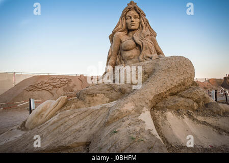 Sirène. ANTALYA, TURQUIE : des pyramides d'Égypte à mighty Thor dieu Viking ces étonnantes œuvres d'art qui sont faites à partir de sable et l'eau. Le thème de cette année internationale d'Antalya est le Festival de sculptures de sable "sept merveilles du monde et la mythologie' et les spectaculaires sculptures : Le Taj Mahal, le Sphinx et les pyramides des Incas. D'autres sculptures : dieux mythiques parmi une gamme de cultures anciennes dont Neptune de la Grèce, les Vikings de Thor et Horus de l'ancienne Egypte. Une fois la nuit tombée les sculptures sont éclairées par un système d'éclairage. L'pictur Banque D'Images