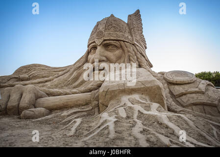 Thor. ANTALYA, TURQUIE : des pyramides d'Égypte à mighty Thor dieu Viking ces étonnantes œuvres d'art qui sont faites à partir de sable et l'eau. Le thème de cette année internationale d'Antalya est le Festival de sculptures de sable "sept merveilles du monde et la mythologie' et les spectaculaires sculptures : Le Taj Mahal, le Sphinx et les pyramides des Incas. D'autres sculptures : dieux mythiques parmi une gamme de cultures anciennes dont Neptune de la Grèce, les Vikings de Thor et Horus de l'ancienne Egypte. Une fois la nuit tombée les sculptures sont éclairées par un système d'éclairage. L'hôtel - images - photos Banque D'Images