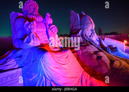 Zeus. ANTALYA, TURQUIE : des pyramides d'Égypte à mighty Thor dieu Viking ces étonnantes œuvres d'art qui sont faites à partir de sable et l'eau. Le thème de cette année internationale d'Antalya est le Festival de sculptures de sable "sept merveilles du monde et la mythologie' et les spectaculaires sculptures : Le Taj Mahal, le Sphinx et les pyramides des Incas. D'autres sculptures : dieux mythiques parmi une gamme de cultures anciennes dont Neptune de la Grèce, les Vikings de Thor et Horus de l'ancienne Egypte. Une fois la nuit tombée les sculptures sont éclairées par un système d'éclairage. L'hôtel - images - photos Banque D'Images