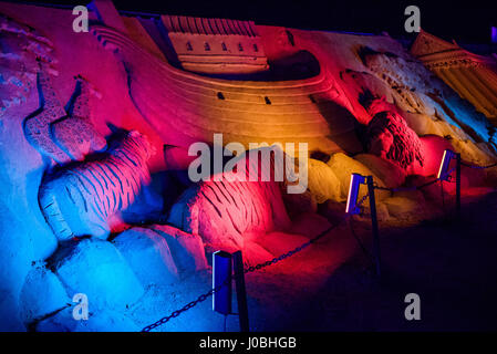 Arche de Noé Antalya, Turquie : des pyramides d'Égypte à mighty Thor dieu Viking ces étonnantes œuvres d'art qui sont faites à partir de sable et l'eau. Le thème de cette année internationale d'Antalya est le Festival de sculptures de sable "sept merveilles du monde et la mythologie' et les spectaculaires sculptures : Le Taj Mahal, le Sphinx et les pyramides des Incas. D'autres sculptures : dieux mythiques parmi une gamme de cultures anciennes dont Neptune de la Grèce, les Vikings de Thor et Horus de l'ancienne Egypte. Une fois la nuit tombée les sculptures sont éclairées par un système d'éclairage. Le pic Banque D'Images