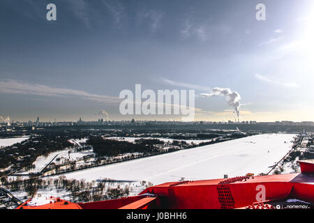 Moscou, Russie : regardez comme une excalibur monte le plus haut pont à haubans d'Europe et atteint le sommet à 344 mètres sans aucun équipement de sécurité. Les images et la vidéo montrent le grimpeur audacieux jusqu'dart les poutres en acier et les câbles avant d'atteindre un escalier ouvert et l'échelle. D'autres superbes clichés montrent l'Adrenaline Junkie triomphant posant en haut de la structure comme il est assis sur un rebord haut au-dessus de l'autoroute et des voitures qui passent au-dessous. Les images spectaculaires et des images ont été prises à Zhivopisnyy Bridge à Moscou, Russie par les photographe extrême et blogueur Alex Nomer Banque D'Images