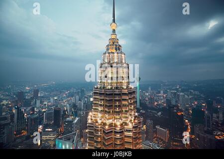 Kuala Lumpur, Malaisie - 10 mars, 2017 : vue depuis le haut de Petronas Twin Towers le 10 mars 2017 à Kuala Lumpur, Malaisie. La hauteur des gratte-ciel Banque D'Images