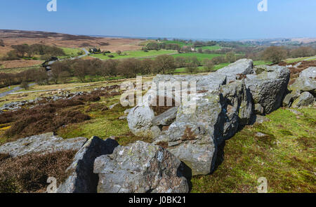 Les roches de la période jurassique au milieu de la North York Moors entouré par Heather, l'herbe, et les champs au printemps près de Banque D'Images