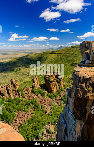 Afrique du Sud panorama de vallée de la désolation, près de Graaff-Reinet, vue panoramique sur les roches bizarres à l'horizon bleu ciel ensoleillé sous avec des nuages Banque D'Images