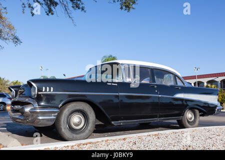 Naples, FL, USA - Le 18 mars 2017 : Noir 1957 Chevrolet Belair stationnée sur la rue de Naples, Florida, United States Banque D'Images