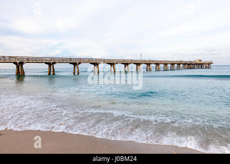 Jetée de Pompano Beach sur la côte de l'océan Atlantique en Floride, États-Unis Banque D'Images