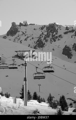 Le soleil se couche le soir tombe dans la station de ski de Courchevel, 3 vallées des Alpes France Banque D'Images