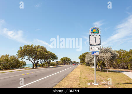 Key Largo, FL, USA - Le 16 mars 2017 : Florida scenic route numéro une direction sud sur les Florida Keys, United States Banque D'Images