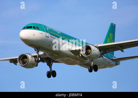 EI-DEM Aer Lingus Airbus A320-200 cn 2411 en approche à l'aéroport Heathrow de Londres Banque D'Images