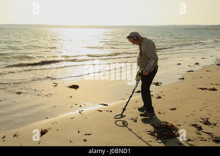 Détecteur de métal sur la côte de Cornouailles près de St Michael's Mount Banque D'Images