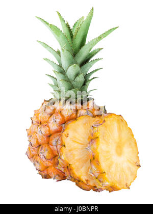 Ananas bébé isolé sur fond blanc avec clipping path Banque D'Images