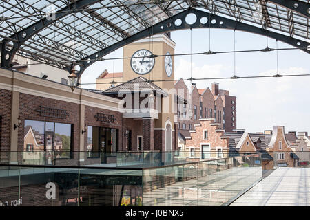 Kiev, Ukraine - le 31 juillet 2014 : Village outlet Fabrication, dutch village avec commerces, dans l'architecture moderne de style fachwerk Banque D'Images