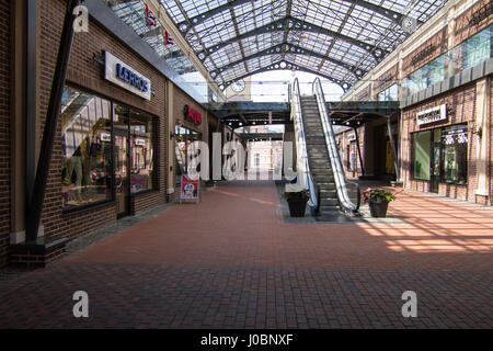 Kiev, Ukraine - le 31 juillet 2014 : Village outlet Fabrication, dutch village avec commerces, dans l'architecture moderne de style fachwerk Banque D'Images