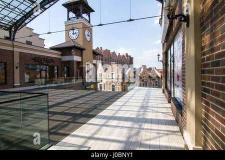 Kiev, Ukraine - le 31 juillet 2014 : Village outlet Fabrication, dutch village avec commerces, dans l'architecture moderne de style fachwerk Banque D'Images