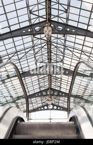 Un toit transparent architecture futuriste dome fait en verre Banque D'Images