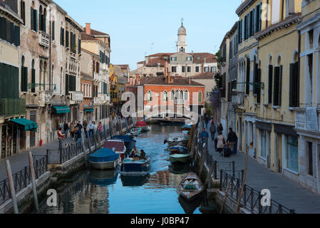 Canal le long de la Fondamenta del Gaffaro Venise en marquant la frontière entre les districts et Santa Croce Dorsoduro Banque D'Images