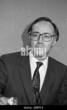 Rt. L'honorable Michael Howard, secrétaire d'Etat à l'emploi conservateur et député de Folkestone, Hythe, assiste à une partie conférence de presse à Londres, Angleterre le 16 mars 1992. Banque D'Images