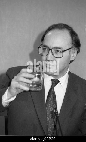 Rt. L'honorable Michael Howard, secrétaire d'Etat à l'emploi conservateur et député de Folkestone, Hythe, assiste à une partie conférence de presse à Londres, Angleterre le 16 mars 1992. Banque D'Images