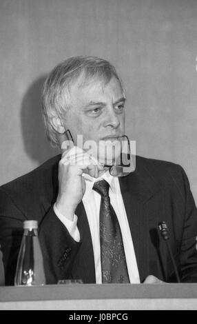 Rt. L'honorable M. Christopher Patten, président du parti conservateur et ancien député de baignoire, assiste à une conférence de presse à Londres, Angleterre le 16 mars 1992. Banque D'Images