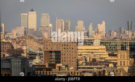 Close up of London Docklands au coucher du soleil depuis le sommet de la Tate Modern museum. L'éclairage superbe Banque D'Images