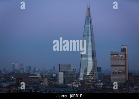 Vue du coucher de soleil de l'Est de Londres et les Docklands avec le tesson et Guy's Hospital à l'avant-plan Banque D'Images