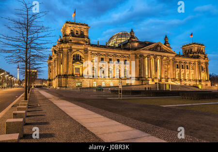 Bâtiment du Parlement allemand Reichstages im Regierungsviertel von Berlin, Deutschland la nuit Banque D'Images