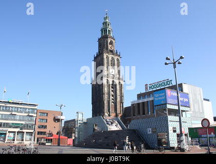 Grand-place centrale, Groningen, Pays-Bas avec l'office de tourisme et la tour médiévale et l'église Martini (Martinitoren) Banque D'Images