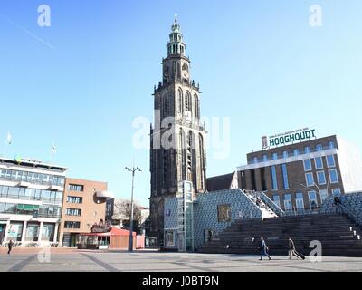 Grand-place centrale, Groningen, Pays-Bas avec l'office de tourisme et la tour médiévale et l'église Martini (Martinitoren) - image assemblée Banque D'Images