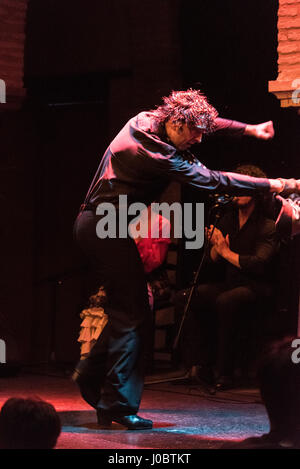 Un spectacle nocturne de Flamenco a eu lieu au Museo del Baile Flamenco dans la vieille ville de Séville, en Espagne. Le Museo del Baile Flamenco offre aux visiteurs Banque D'Images