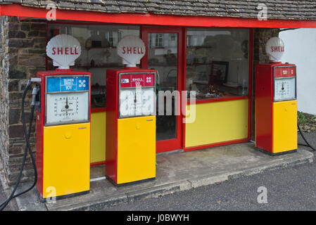 Old Style, pompes à carburant désaffecté dans le centre du village pittoresque de Withypool dans le Parc National d'Exmoor, Somerset, England, UK Banque D'Images