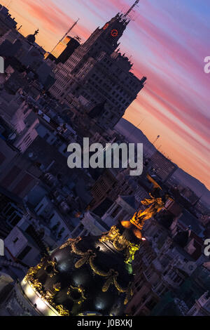 Edificio Telefonica et Metropolis building View de Madrid depuis le toit du Circulo de Bellas Artes au coucher du soleil, ABC, Madrid, Espagne Banque D'Images