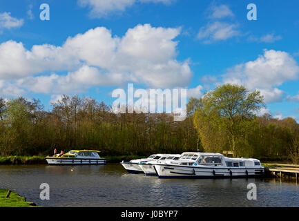 Bateaux sur le fleuve à Stalham Ant, Norfolk, Angleterre, Royaume-Uni Banque D'Images