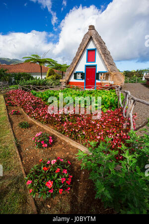 Vieille maison traditionnelle avec toit de chaume à Santana, Madeira, Portugal Banque D'Images