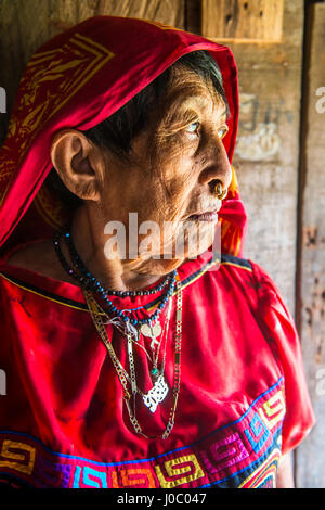 Gros plan d'une tradfitional habillé femme indienne Kuna, Achutupu, îles San Blas, Kuna Yala, Panama, Amérique Centrale Banque D'Images