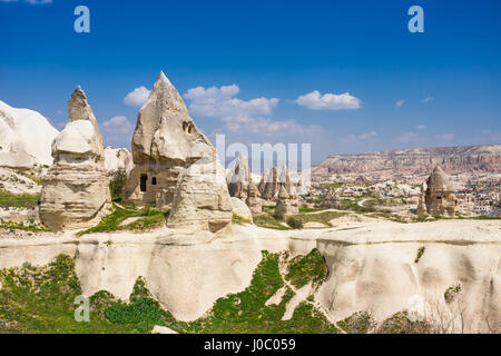 Paysage avec des formations de roche sur une journée ensoleillée en Cappadoce, Turquie Banque D'Images