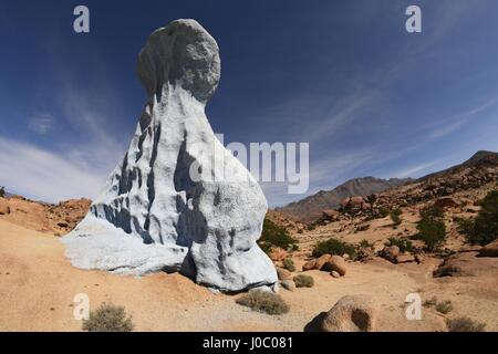 Roches Peintes par l'artiste belge Jean Verame, Tafraoute, le Maroc, l'Afrique du Nord Banque D'Images